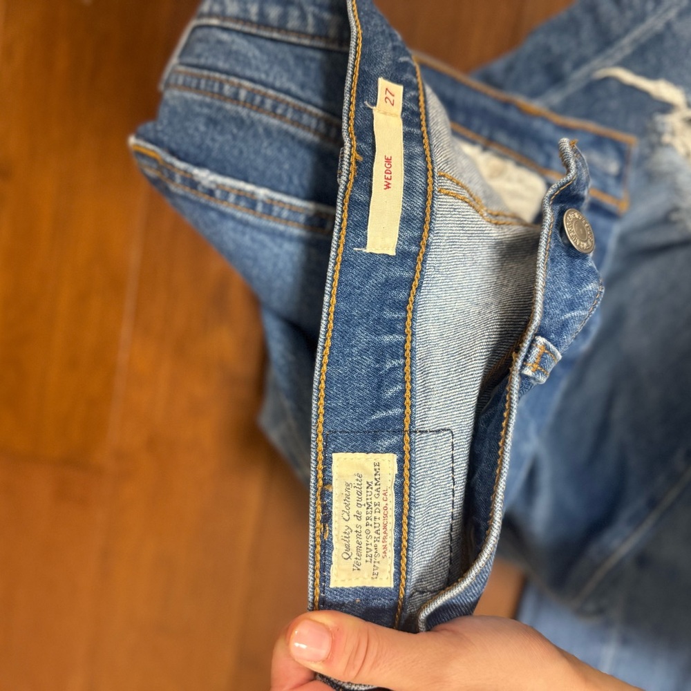 Levi's - Picture 2 of 4